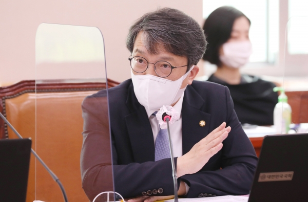 열린민주당 김의겸 의원은 MBC 취재진의 경찰 사칭 사건을 옹호해 여론의 비판을 받았다. ⓒ뉴시스