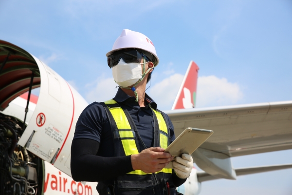 티웨이항공은 무더위에 일하는 정비사들의 업무를 지원하기 위해 자외선 차단 보안경을 지급한다고 20일 밝혔다.ⓒ티웨이항공