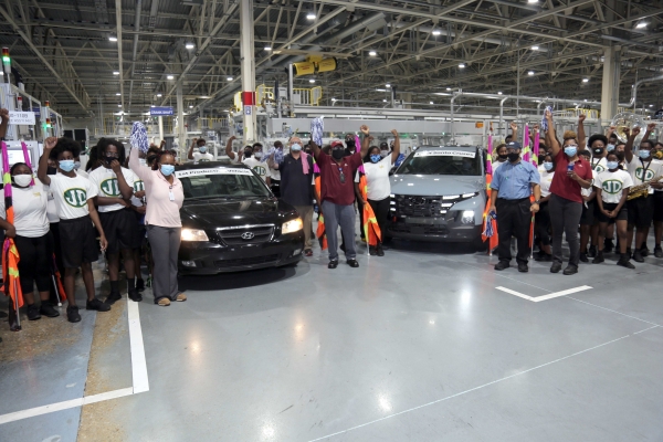 지난 12일 현대차 미국 공장의 500만 대 누적 생산을 자축하기 위한 기념 퍼레이드가 열린 모습. NF쏘나타(왼쪽)와 싼타크루즈의 모습. ⓒ 현대자동차