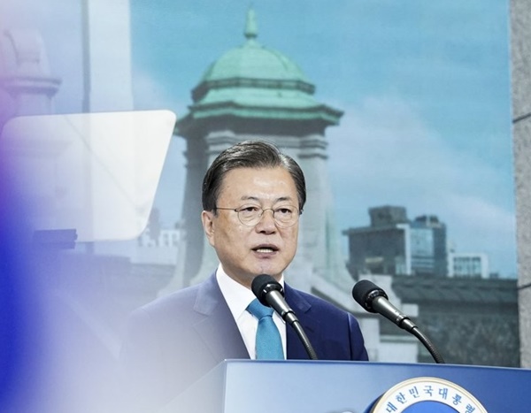 문재인 대통령이 15일 서울 중구 문화역서울284에서 열린 제76주년 광복절 경축식에 참석해 경축사하고 있다.ⓒ연합뉴스