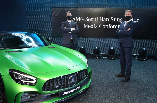 9일 AMG 서울 온라인 미디어 컨퍼런스에 참석한 토마스 클라인 메르세데스-벤츠 코리아 대표이사 사장(왼쪽)과 울프아우스프룽 한성자동차 대표의 모습. ⓒ 한성자동차