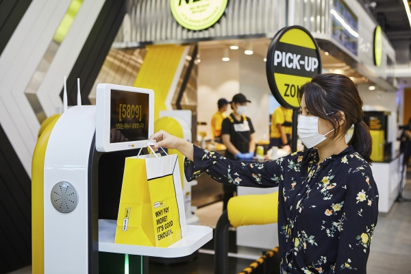 서울 강남구 역삼동 노브랜드 버거 역삼역점에서 고객이 서빙 로봇에서 음식을 받고 있다. / 사진 : 신세계푸드