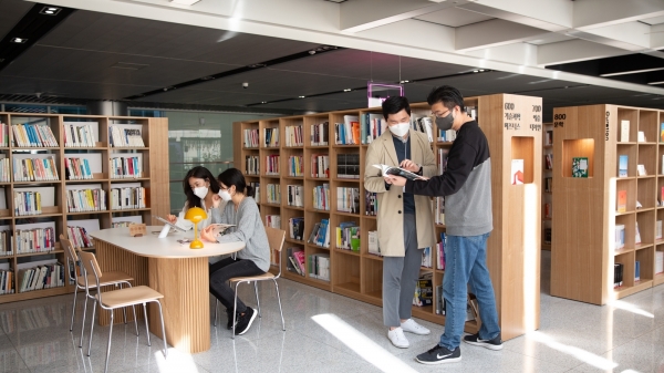 LG전자는 서초R&D캠퍼스에 다양한 도서들이 채워진 소규모 복합문화공간 ‘리브르 드 서초(Livre de Seocho)’를 개소했다고 25일 밝혔다. ⓒLG전자