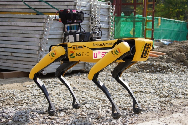 LG유플러스는 ‘GS건설’과 함께 5G 원격 제어 로봇을 도로 공사현장에서 실증하는 데 성공했다고 25일 밝혔다.ⓒLG유플러스