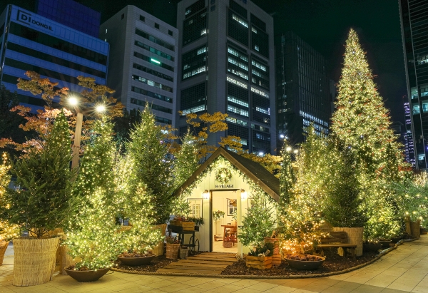 현대백화점은 28일부터 무역센터점 정문 광장에 13m 높이의 대형 크리스마스 트리와 캐빈하우스(통나무집), 나무 120그루로 구성된 'H빌리지'를 전시한다고 밝혔다. ⓒ현대백화점