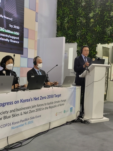 신한금융그룹 조용병 회장은 오후 영국 글래스고에서 열리고 있는 제26차 유엔기후변화협약 당사국총회(2021 United Nations Climate Change Conference, 이하 COP26)의 ‘한국 홍보관’에서 신한금융그룹의 탄소중립전략에 대해 발표했다고 9일 밝혔다.ⓒ신한금융그룹