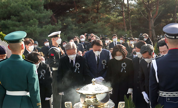 대선주자들이 YS 추모식에서 분향하는 모습. ⓒ시사오늘 권희정 기자