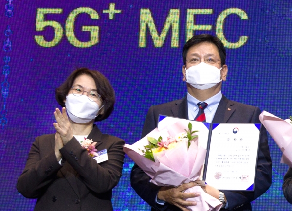 LG유플러스는 자사 ‘U+5G 스마트항만’이 과학기술정보통신부와 한국지능정보사회진흥원이 주관하는 ‘MEC 기반 5G+ 성과공유회’에서 장관 표창을 수상했다고 1일 밝혔다.ⓒLGU+