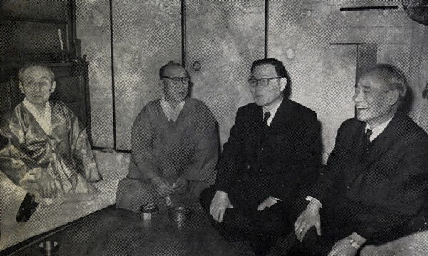 1963년 1월 정치활동이 허용되자 윤보선(오른쪽2번째), 김병노(왼쪽2번째),이인, 전진한(오른쪽)씨가 야당 세력의 형성을 위한 사자 회담을 열었다. ⓒ연합뉴스