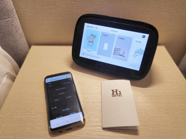 KT는 광주광역시 H1호텔에 ‘언택트 KT AI 호텔’을 구축했다고 20일 밝혔다.ⓒKT