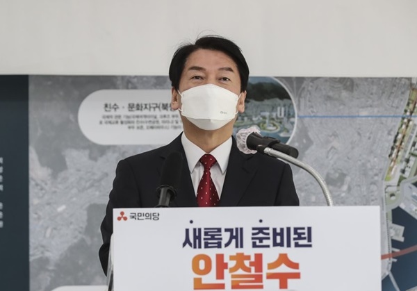 안철수 국민의당 대선후보는 한명숙 복권·이석기 가석방은 박근혜 전 대통령 사면에 대한 물타기라고 비판했다.©연합뉴스