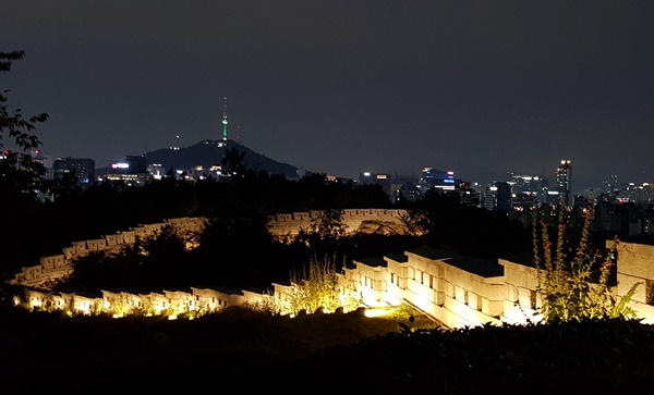인왕산 성벽과 저 멀리 남산타워를 밝힌 서울 야경. ⓒ정명화 자유기고가