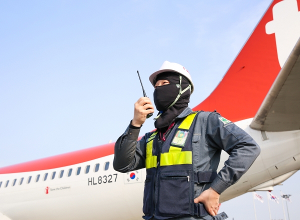 티웨이항공은 항공기가 세워진 공항 야외 주기장 등에서 정비 점검 업무를 수행하는 현장 정비사들에게 방한용 멀티 두건을 지급했다고 27일 밝혔다.ⓒ티웨이항공