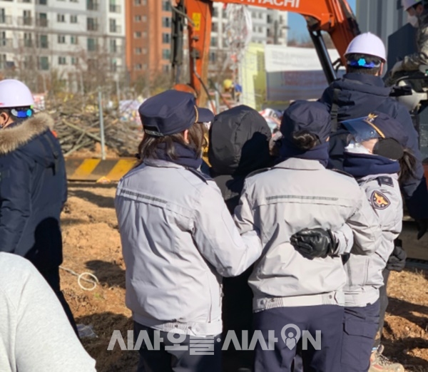 온수터널 발파공사에 반대하는 인근 향동지구 주민들이 시위를 벌이던 중 경찰에 둘러싸였다 ⓒ 향동지구 주민 제공