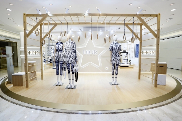 갤러리아백화점은 명품관에서 오는 23일까지 프랑스 명품 브랜드 디올의 2022크루즈 컬렉션 라인인 '디올 바이브'(Dior Vibe) 팝업스토어를 전개한다고 10일 밝혔다. ⓒ갤러이아백화점