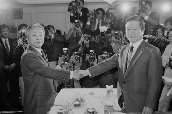 아마도 대한민국 역사에서 가장 유명한, 그리고 가장 많은 사람들이 아쉬워하는 단일화는 1987년 제13대 대선을 앞두고 YS와 DJ가 진행했던 협상일 것이다. ⓒ연합뉴스