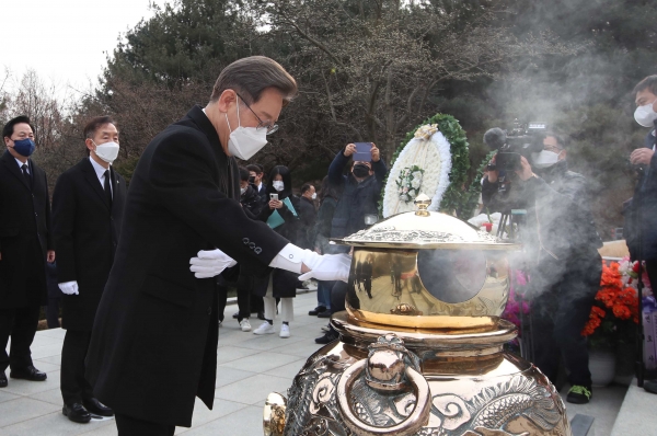더불어민주당 이재명 대선 후보가 14일 국립서울현충원을 찾아 이승만·박정희 전 대통령 묘역을 참배했다. ⓒ연합뉴스
