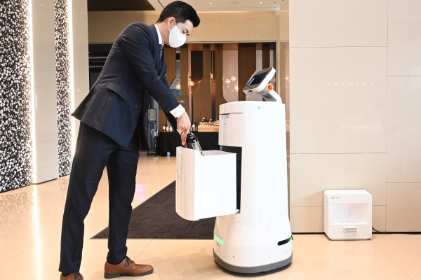 LG전자는 호텔의 비대면 서비스에 최적화한 LG 클로이 로봇 공급을 지속 확대한다고 22일 밝혔다. ⓒLG전자