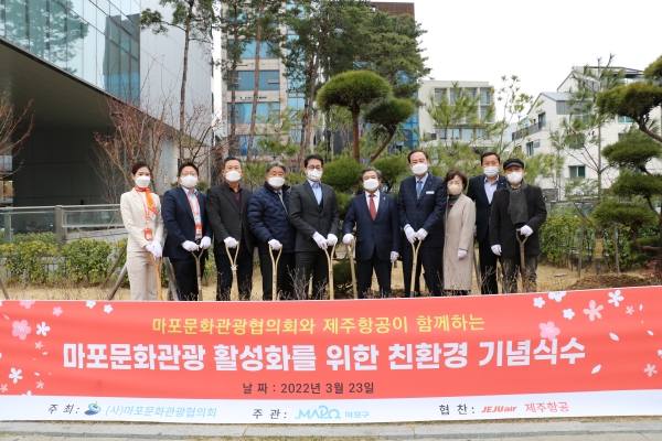 제주항공은 ‘홀리데이 인 익스프레스 서울홍대’ 호텔 임직원들과 친환경 기념식수 행사를 진행했다고 23일 밝혔다. ⓒ제주항공