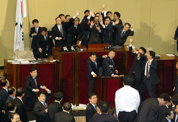 2004년 3월 12일 국회에서 노무현 대통령에 대한 탄핵소추안이 통과되고 있다.ⓒ연합뉴스