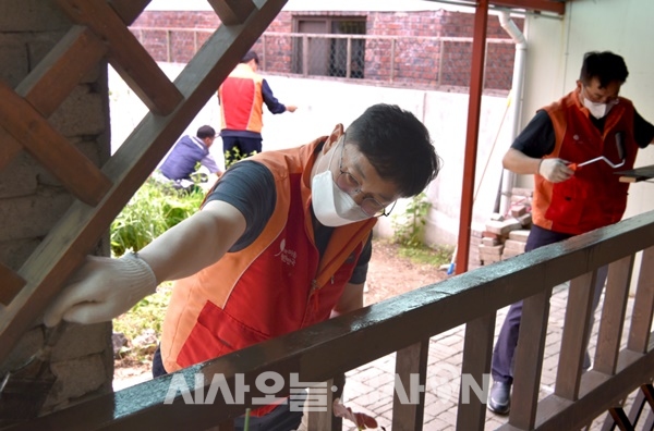 에스케이 에코플랜트 임직원들이 인천 차이나타운 소재 인천꽃동네회관에서 환경개선 봉사활동을 실시했다 ⓒ 에스케이 에코플랜트