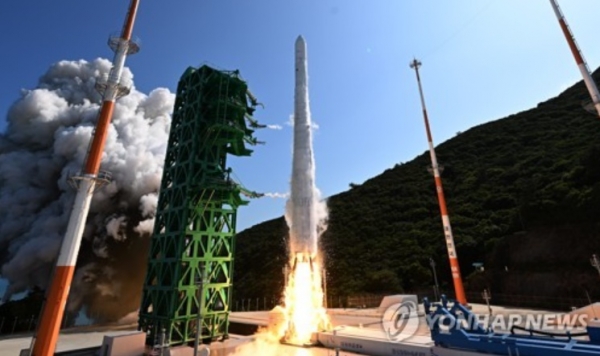 순수 국내 기술로 설계, 제작된 한국형 발사체 누리호가 전남 고흥군 나로우주센터에서 발사되고 있다. ⓒ연합