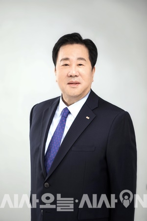 우오현 동신교육재단 이사장 ⓒ 에스엠 그룹