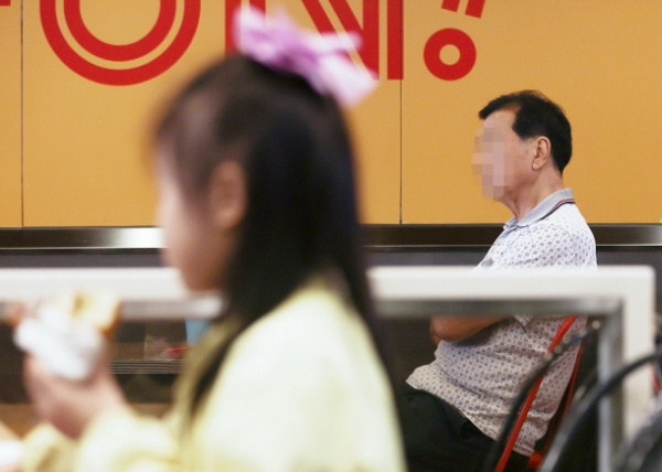 인구의 날인 11일 서울 시내 한 패스트푸드점에서 한 어르신이 식사를 기다리고 있다.ⓒ연합뉴스
