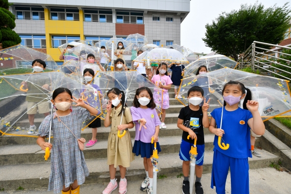 현대모비스는 올해도 전국 초등학교를 대상으로 한 '투명우산 나눔 캠페인'을 실시한다. ⓒ 현대모비스
