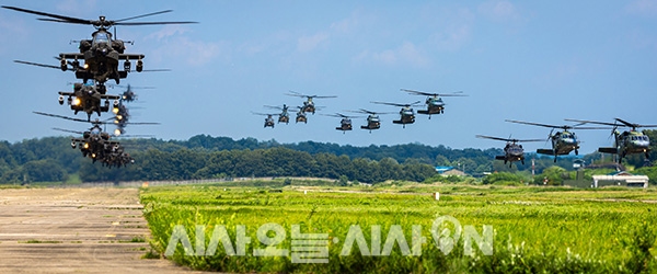 25일 오후 경기도 이천 육군항공사령부에서 열린 대규모 항공작전 훈련에서 AH-64E 아파치 가디언 공격헬기 UH-60P 블랙호크 CH-47D 시누크 헬기가 동시 이륙을 하고 있다.