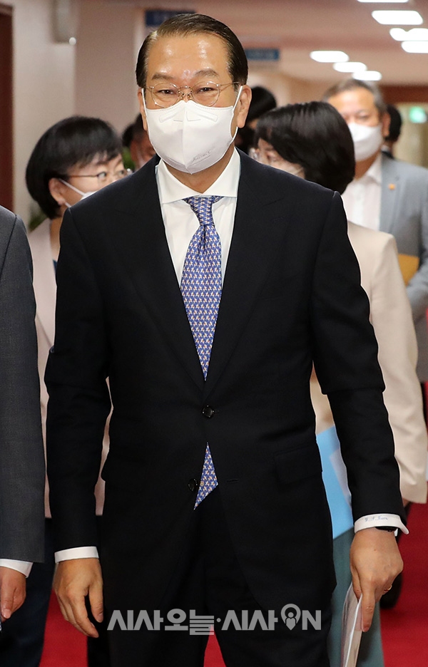 권영세 통일부 장관이 2일 오전 서울 종로구 정부서울청사에서 열린 국무회의에 참석하고 있다.