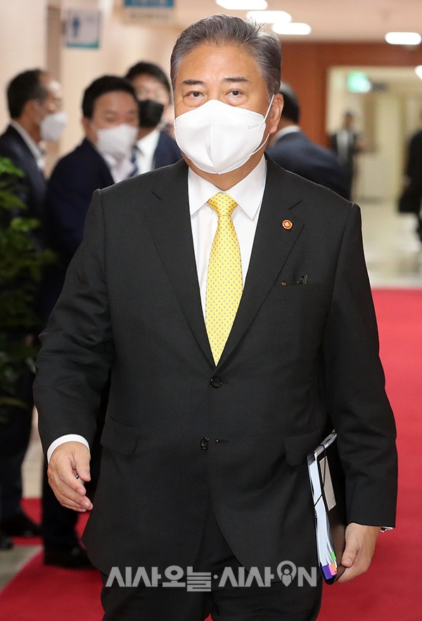 박진 외교부 장관이2일 오전 서울 종로구 정부서울청사에서 열린 국무회의에 참석하고 있다.