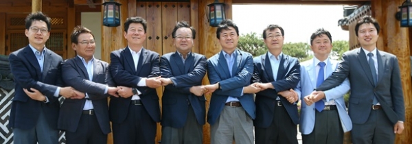 박재호 의원(왼쪽에서 세 번째), 김영춘 의원 등 영남 지역에서 당선된 민주당 의원들이 20대 총선 후 당선자 모임을 갖고 기념촬영을 하고 있다.ⓒ연합뉴스