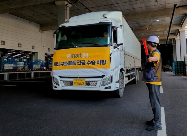 이마트24는 지난 9일 구로구와 인천 남동구에 구호물품을 전달했으며, 11일 평택시에 구호물품을 지원한다고 밝혔다. ⓒ이마트24