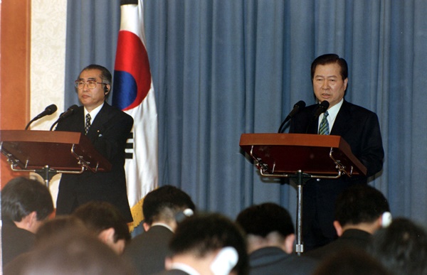 기자회견하는 오부치 일본 총리와 김대중 대통령 모습 ⓒ 연합뉴스