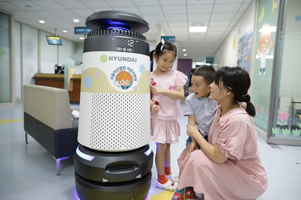 서울아산병원 신관 1층 어린이병원에서 운영되고 있는 현대로보틱스 방역로봇의 모습. ⓒ 현대로보틱스