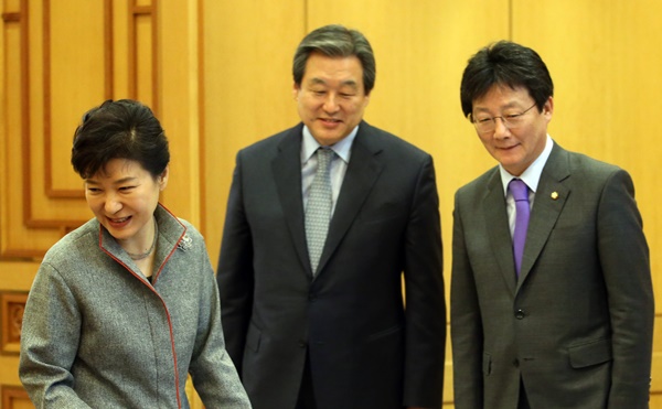 박근혜 대통령이 지난 2015년 청와대를 방문한 새누리당 지도부와의 접견에서 인사를 나눈 뒤 자리로 향하고 있다. 오른쪽부터 유승민 원내대표, 김무성 대표. ⓒ 연합뉴스