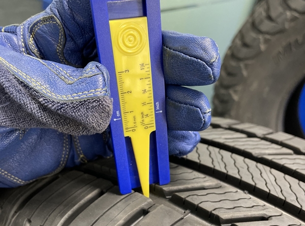 차량 타이어 마모 점검이 이뤄지는 모습. ⓒ 미쉐린코리아