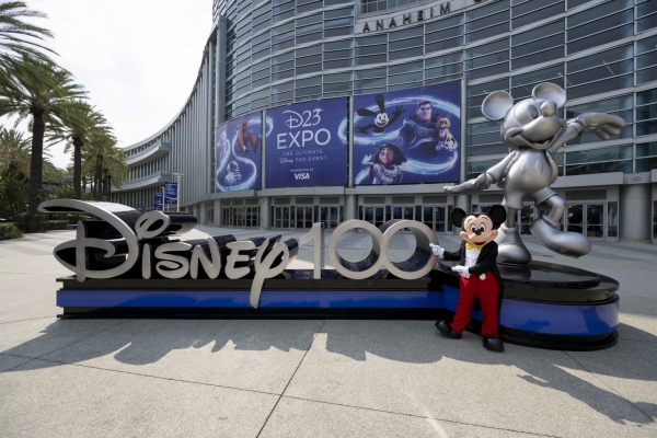 월트디즈니 컴퍼니는 글로벌 팬 이벤트 ‘D23 엑스포’(D23 Expo)를 개최하고 △스튜디오 △테마파크 △소비재 △게임 등 디즈니 산하 전 사업부 계획을 발표했다고 13일 밝혔다. ⓒ디즈니+