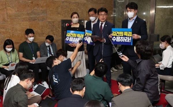더불어민주당이 지난 7일 의총을 가진 뒤 김건희 여사에 대한 특검법을 발의했다고 밝혔다. 사진은 진성준 의원이 여당을 향해 특검 수용을 촉구하고 있다.ⓒ연합뉴스