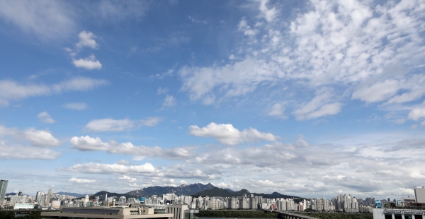 &nbsp;완연한 가을날씨를 보인 지난 24일 오전 서울 시내에서 바라본 하늘. ⓒ뉴시스