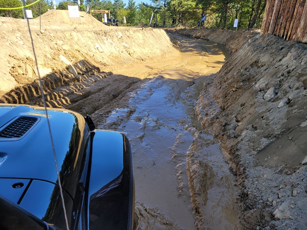 랭글러 4xe는 우수한 접지력을 바탕으로 진흙길도 가뿐히 빠져나간다. ⓒ 시사오늘 장대한 기자