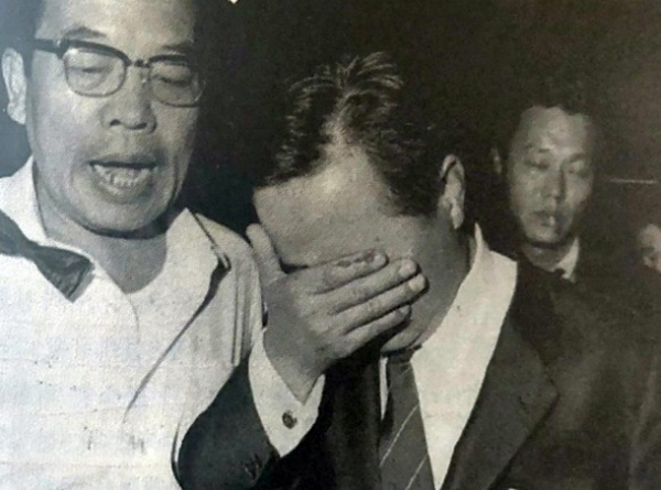 1969년 9월 박정희의 3선 개헌이 국회에서 기습적으로 통과되자 YS가 울분을 감추지 못하고 울고 있다.ⓒ김영삼 회고록