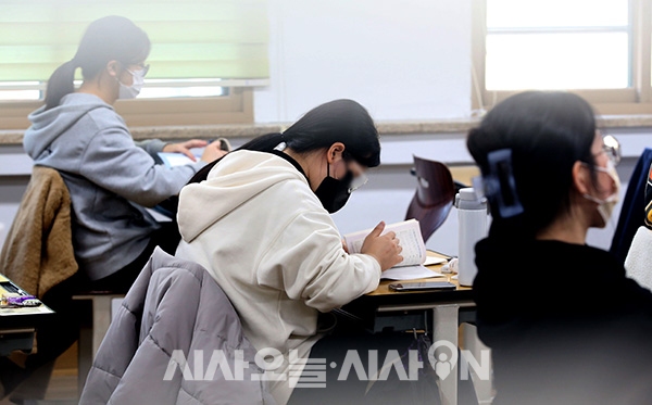 2023년도 대학수학능력시험(수능)이 치러지는 17일 오전 서울 여의도 여의도여고에서 수험생들이 시험준비를 하고 있다.