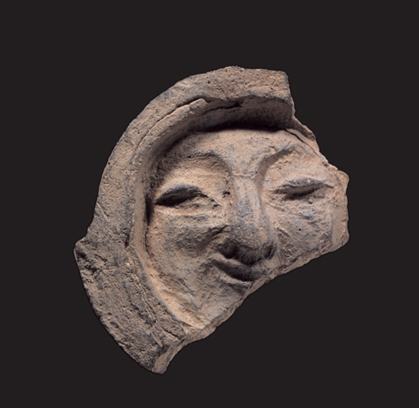 '신라의 미소'로 유명한 경주 얼굴무늬 수박새. 보물 제2010호. ⓒ문화재청