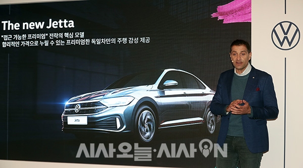 사샤 아스키지안 폭스바겐코리아 사장이&nbsp;지난 15일 오후 서울 성동구 성수동 마크69에서 열린 2022 폭스바겐 아틀리에(2022 Volkswagen Atelier) 행사에서 프리미엄 컴팩트 세단 ‘신형 제타’를 설명하고 있다.