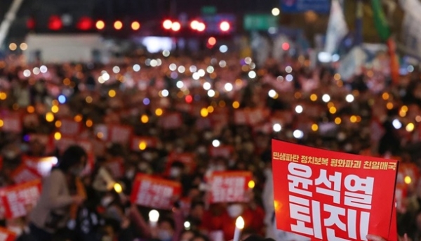 윤석열 정부를 규탄하고 대통령 퇴진을 촉구하는 촛불집회가 지난 19일 오후 서울 중구 숭례문 인근에서 열리고 있다.