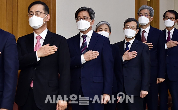 김명수 대법원장을 비롯한 대법관들이 2일오후 서울 서초구 서초동 대법원에서 열린 전국법원장 회의에 참석해 국민의례를 하고 있다.