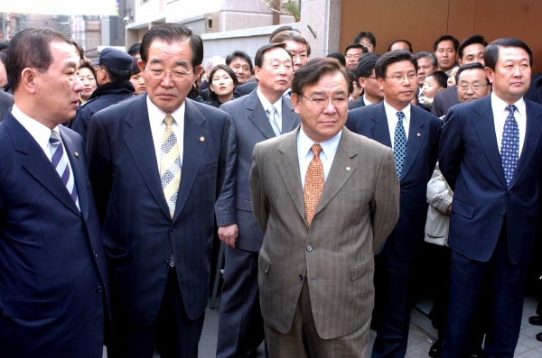 후농 김상현 의원(왼쪽에서 두 번째)은 김대중 대통령 만들기에 앞장 선 인물이지만, 민추협 참여 등을 놓고 이견이 나오는 등 몇 가지 계기를 갖게 되면서 DJ와 소원해졌다는 평가도 나오고 있다.ⓒ연합뉴스