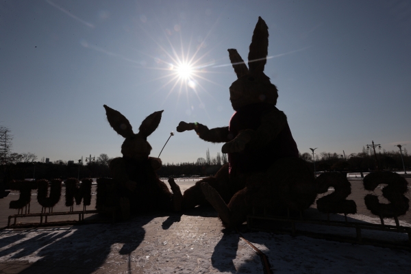 서울 마포구 월드컵공원 유니세프 광장에 억새로 만든 토끼 조형물 사이로 해가 떠 있다. ⓒ연합뉴스